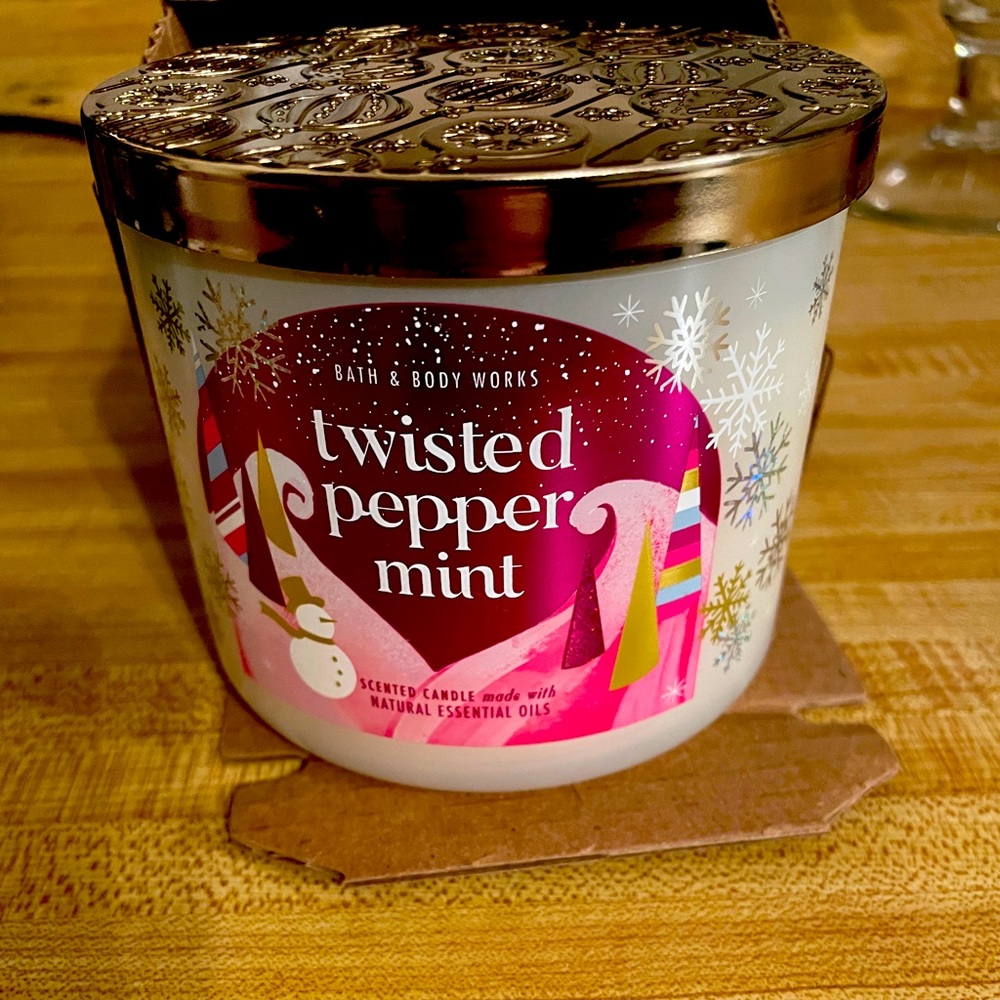 Bath & Body Works Twisted Peppermint 3-Wick Candle - 2022 Holiday Scents